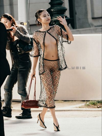 Jennie - public nude