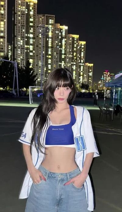 Chaeyoung - shows tits