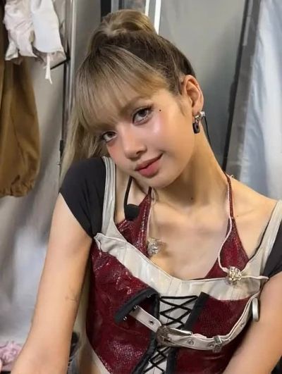 Lisa - gives handjob