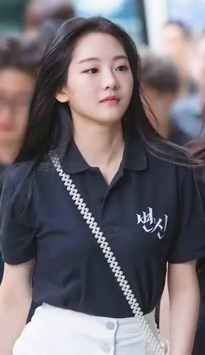 Cho Yi-hyun - shows tits