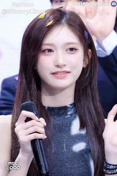 Leeseo - gives footjob