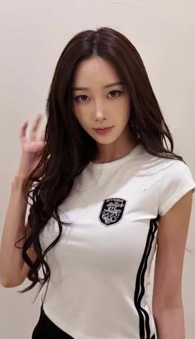 Giselle - shows boobs