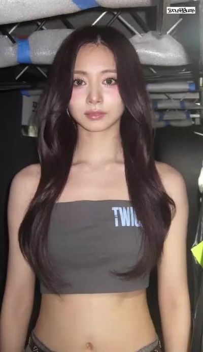 Tzuyu - shows tits