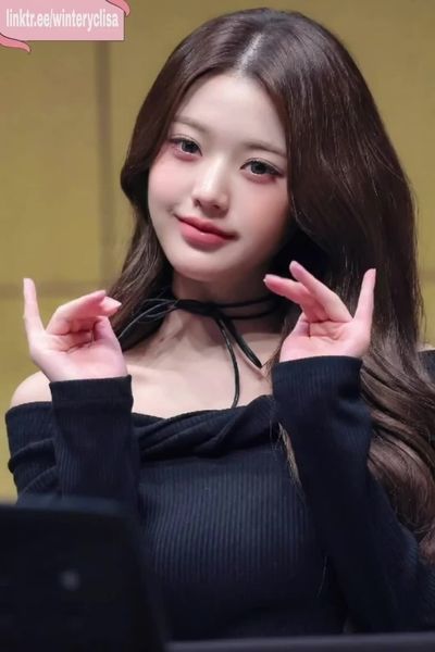 Wonyoung - shows boobs