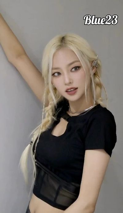 Yeeun - shows tits