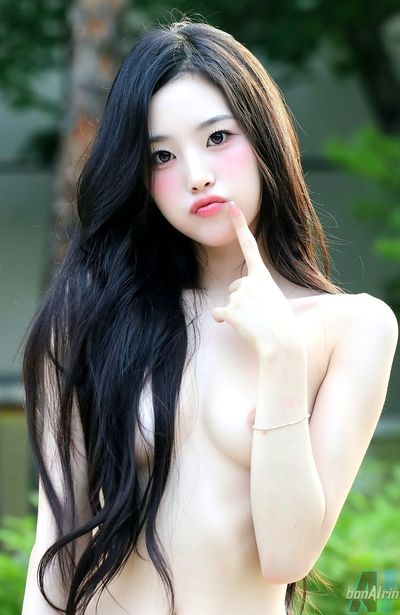 Jiyeon - shows tits