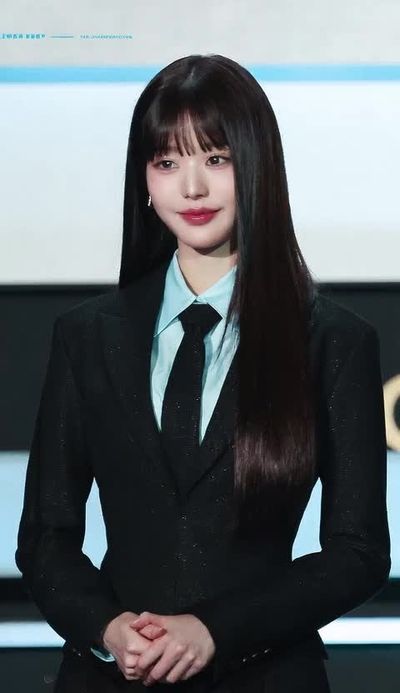 Wonyoung - shows tits
