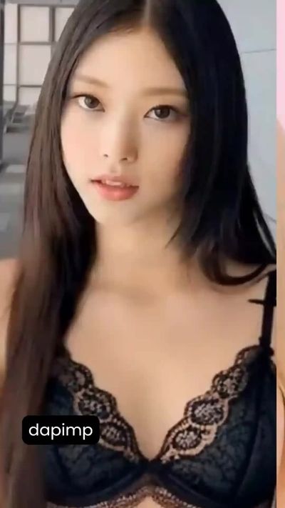 Haerin - shows pussy
