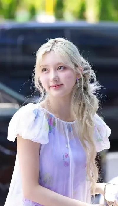 Gaeul - shows boobs