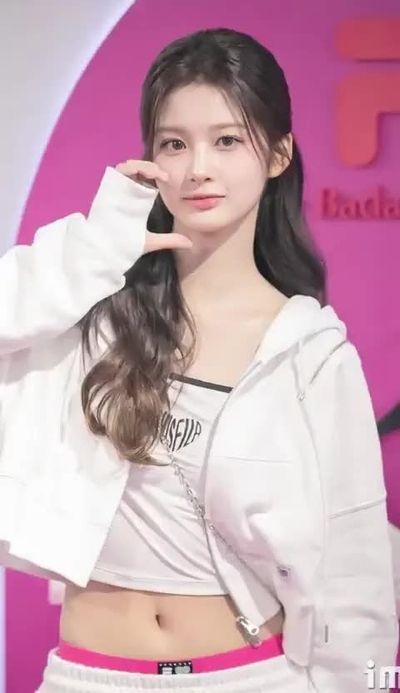 Sullyoon - shows boobs