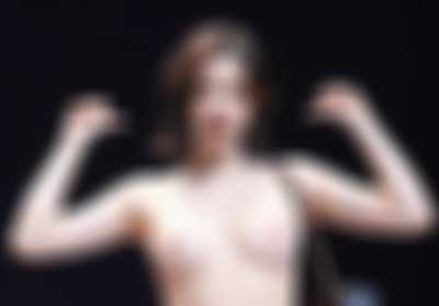Gaeul - shows tits