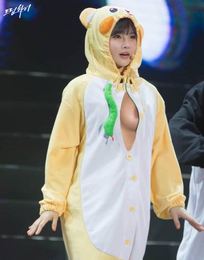 Boram - shows tits
