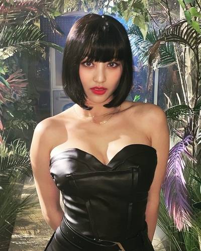 Jihyo - shows tits