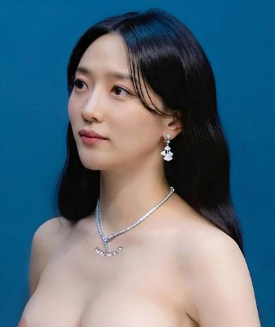 Pyo Ye-jin - shows tits